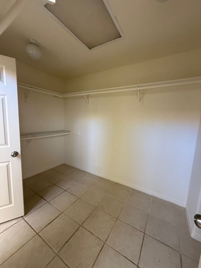 Building Photo - Spacious Home in Tustin with Main Floor Be...