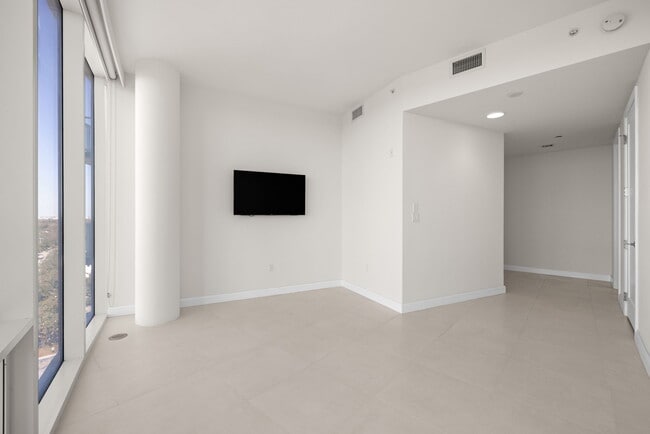 Building Photo - 2900 W Bay to Bay Blvd