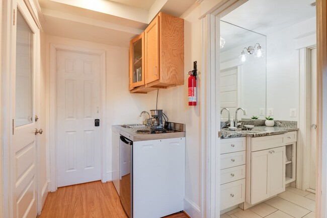 Building Photo - Unbeatable Family Home in the City w/ Park...