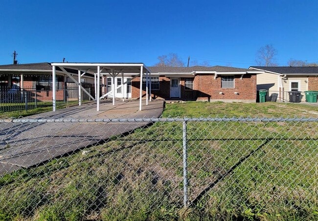 Building Photo - 4119 Holloway Dr