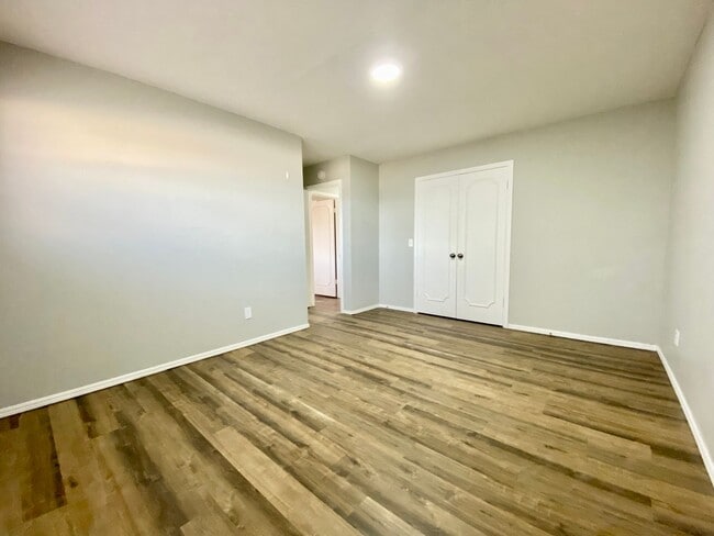 Building Photo - Large 2 Bed 2 Bath off NW 63rd & N. Villa ...