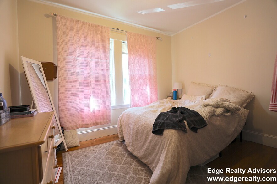 Building Photo - 37 Radnor Rd