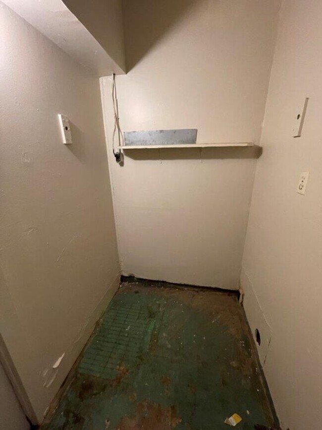 Building Photo - New paint, 3 bed 1 bath 1 car in SE Okc!