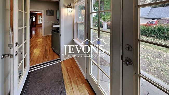Building Photo - Charming 3-bedroom home with fenced backya...
