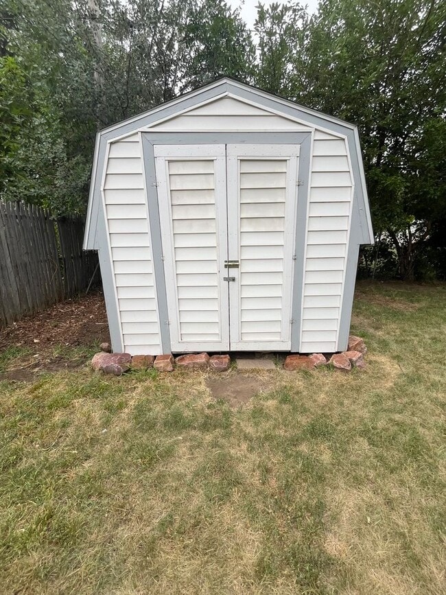 Building Photo - 3 Bed/1 Bath with Bonus Room and Fully Fenced in Yard!