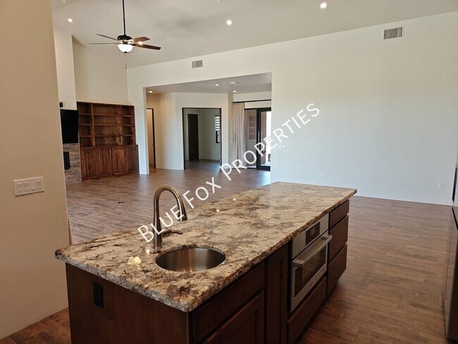 Building Photo - 13037 N Red Quail Pl