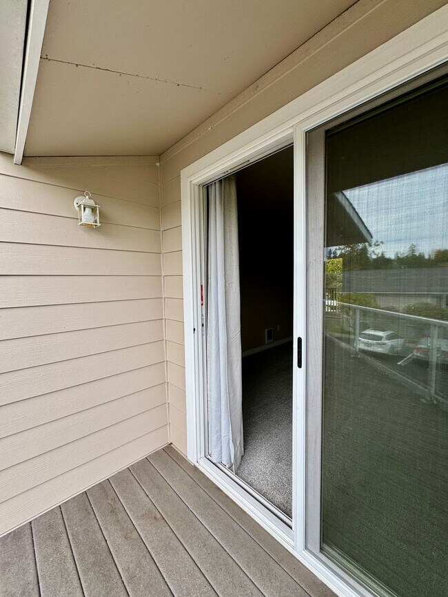 Building Photo - Downtown Poulsbo water view condo...comple...