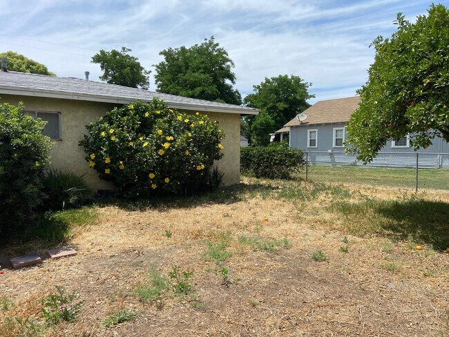 Building Photo - Cozy 3 Bedroom and 1 Bathroom in a good ar...