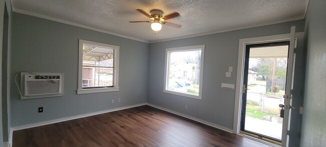 Building Photo - Beautiful, updated 2 bedroom rental!