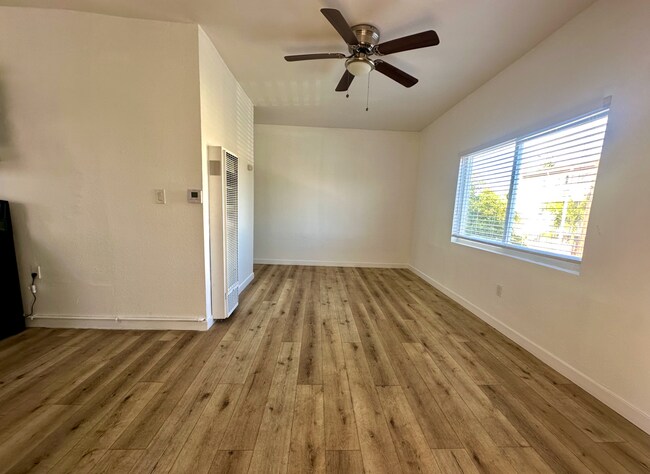 Building Photo - Charming 1 Bed 1 Bath Unit - Move in Speci...