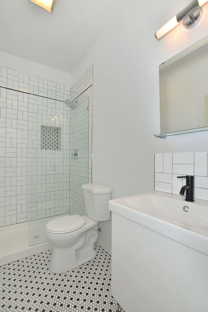 Ensuite master bath - 1715 Locust St