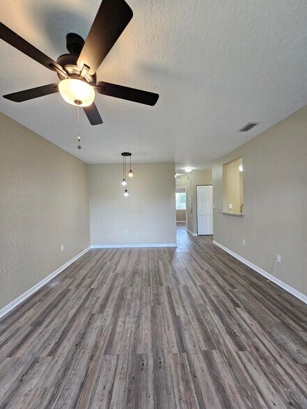 Building Photo - 1063 Golden Lakes Blvd