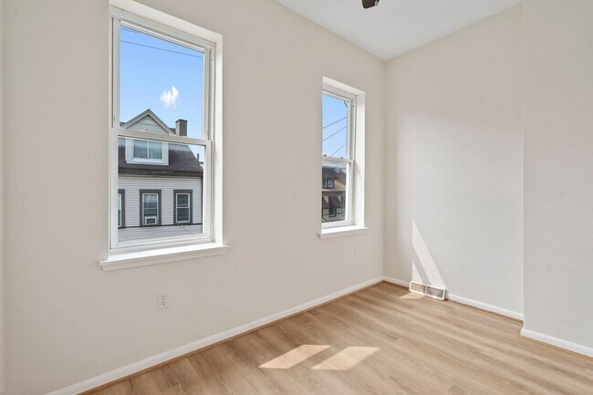 Building Photo - Newly renovated 2 Bed, 1 Bath w/ Bonus Room, Central AC, Laundry - Available October 1st!