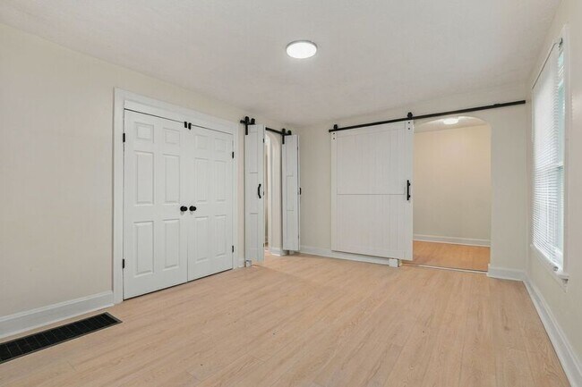 Building Photo - 397 Catherine St