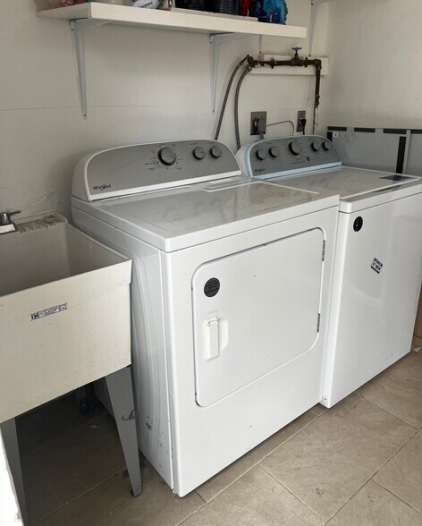 Building Photo - 1558 NE 30th St