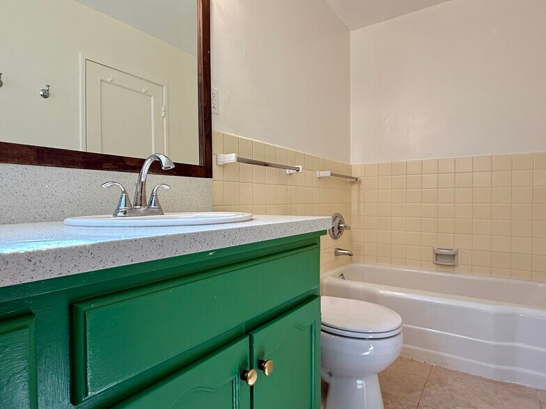 Building Photo - 5183 Village Grn