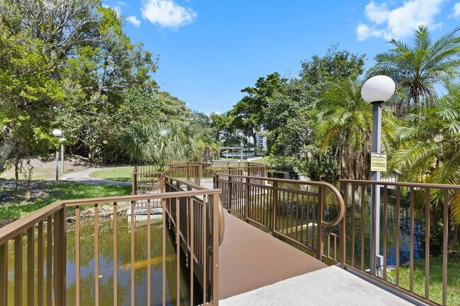 Building Photo - 2106 S Cypress Bend Dr