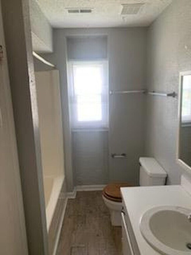Building Photo - Spacious Two Bedroom Apartment near Oceana