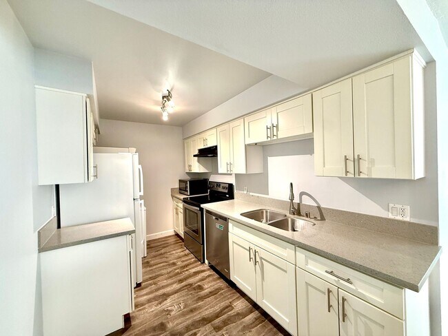 Building Photo - CASA VERDE - One Bedroom - Unfurnished - Long Term