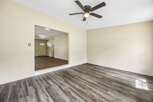Building Photo - 117 Pinedale Dr