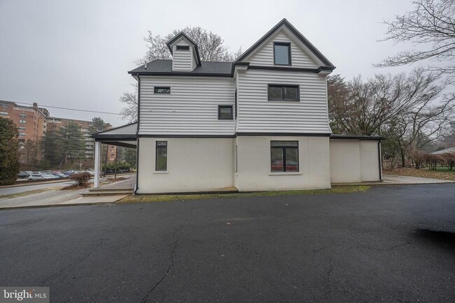 Building Photo - 622 Spring Ave