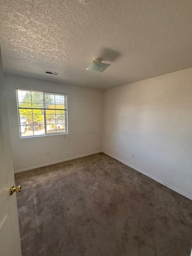 Building Photo - 4 Bed 2.5 Bath in Hillsboro
