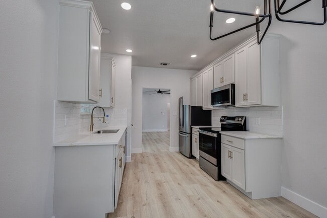 Building Photo - 3948 Overlake Dr