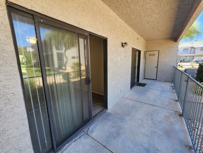Building Photo - Lovely 2 Bed 2 Bath Downstairs Condo in Gr...