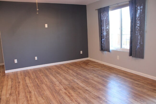 Building Photo - $2,900 - 2 Bed 2 Bath Condo in Oceanside Near Beach!