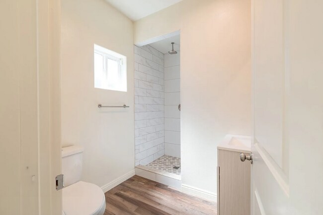 Building Photo - 3258 Dundas St