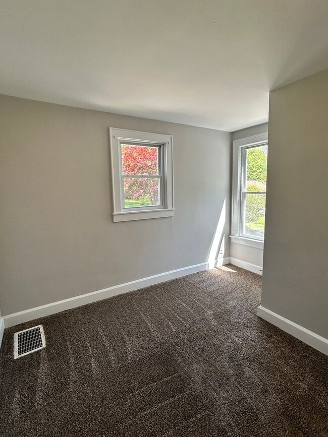 Building Photo - Two bedroom duplex