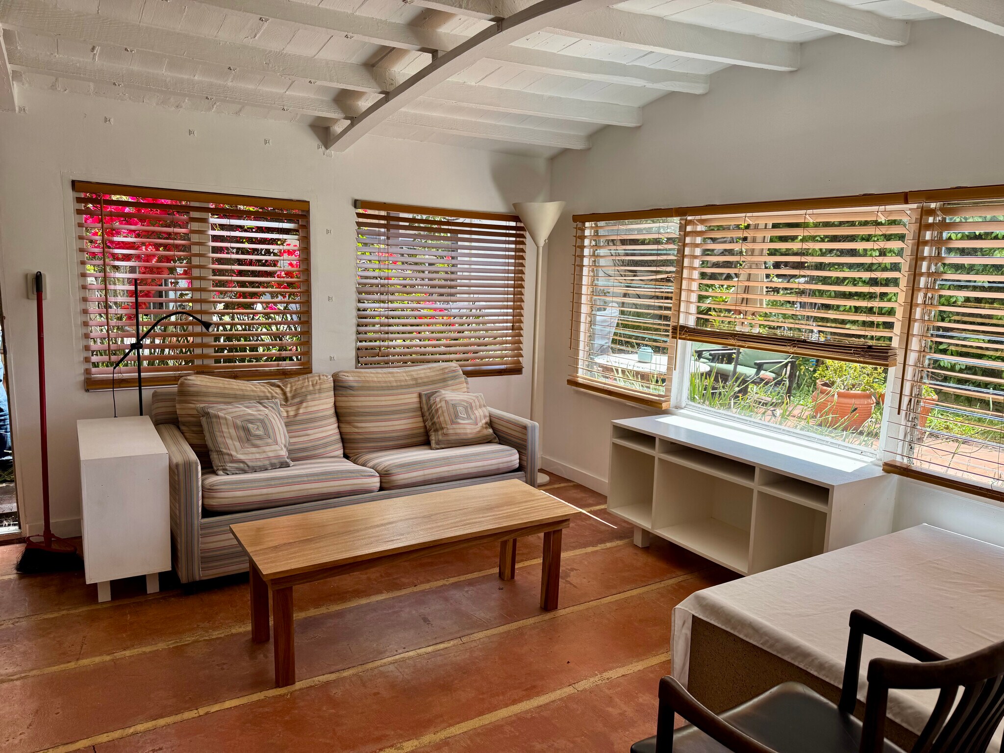 Building Photo - 3633 Mountain View Ave