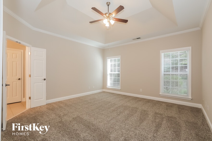 Building Photo - 495 Roland Manor Dr