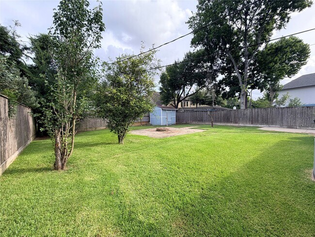 Building Photo - 1631 Chantilly Ln