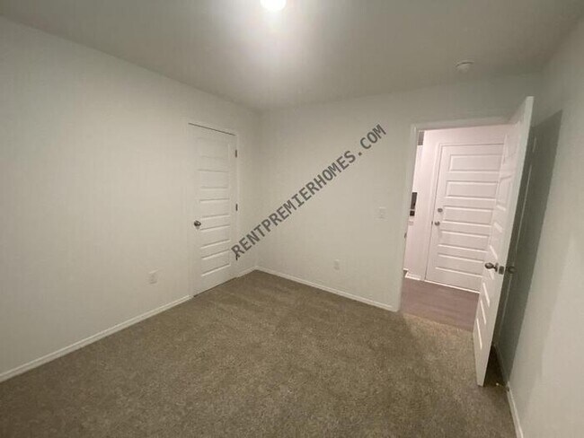 Building Photo - 11 Vineyard Dr