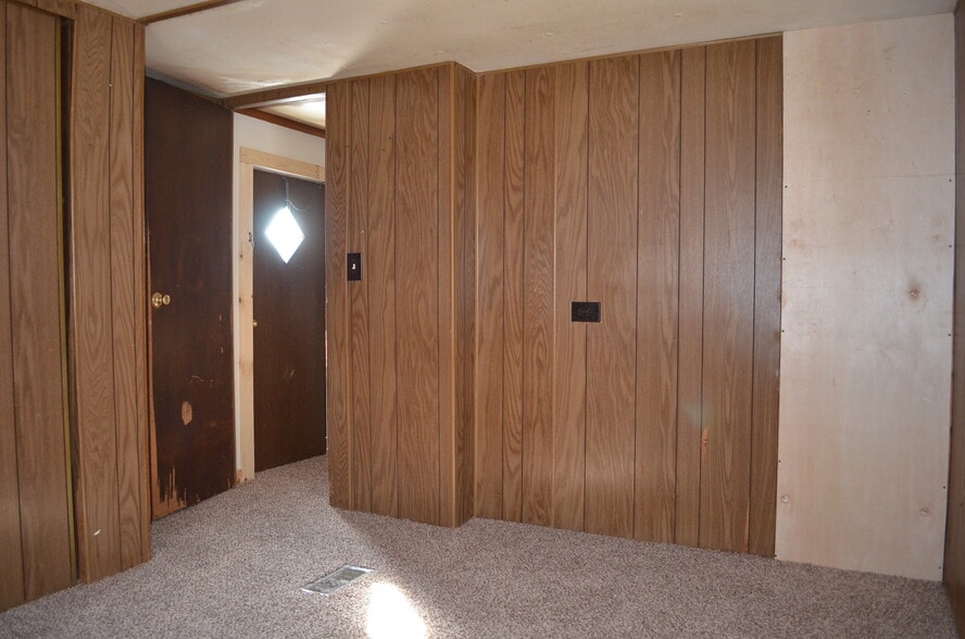 Building Photo - 8000 Rolling Hills Dr