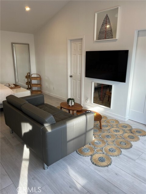 Building Photo - 388 Hawthorne Rd