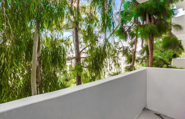 Building Photo - 435 N Oakhurst Dr