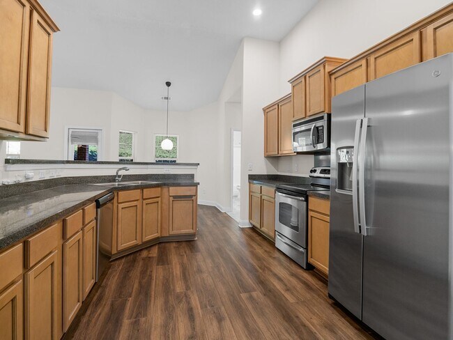 Building Photo - Spacious 4-Bedroom, 2 BA Ranch Home, 2 Car...