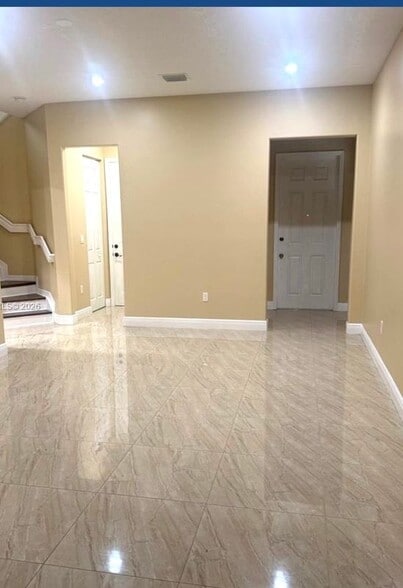 Building Photo - 9044 SW 39th St