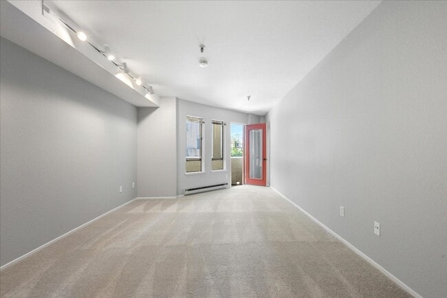 Building Photo - Beautiful 3 bed 2 bath condo near Downtown...
