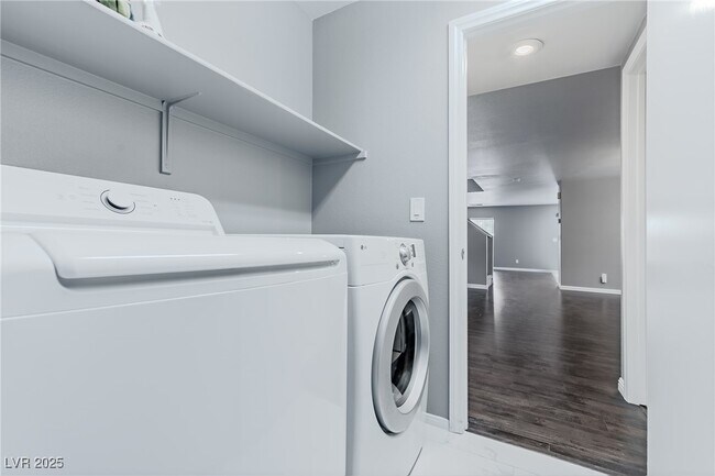 Building Photo - 776 Anacapri St