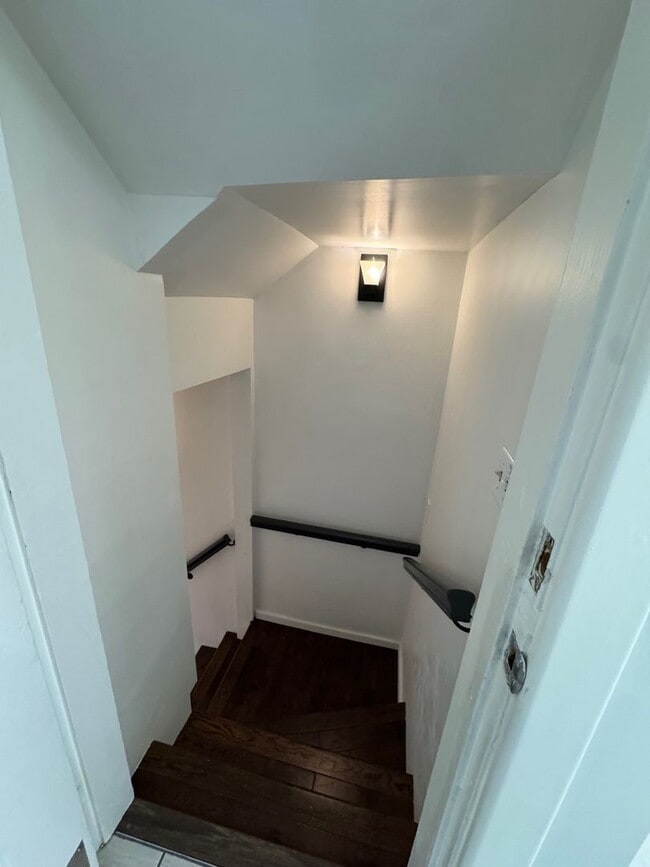 Building Photo - Warm & cozy 5 bed 2.5 bath home in the hea...