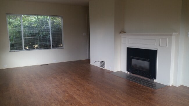 Building Photo - Exquisite 3 Bed, 1.75 Bath Home in Old Fai...