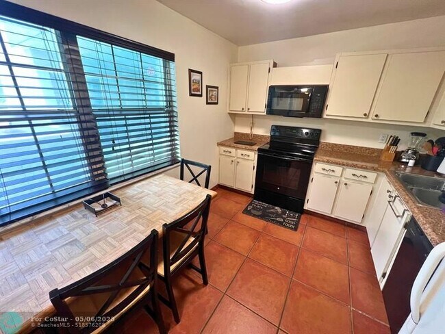 Building Photo - 933 Cypress Grove Dr