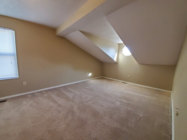 Building Photo - 4 Bedroom Available in July