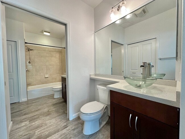 Building Photo - Newly Renovated 2 Bedroom / 1 Bathroom  Un...
