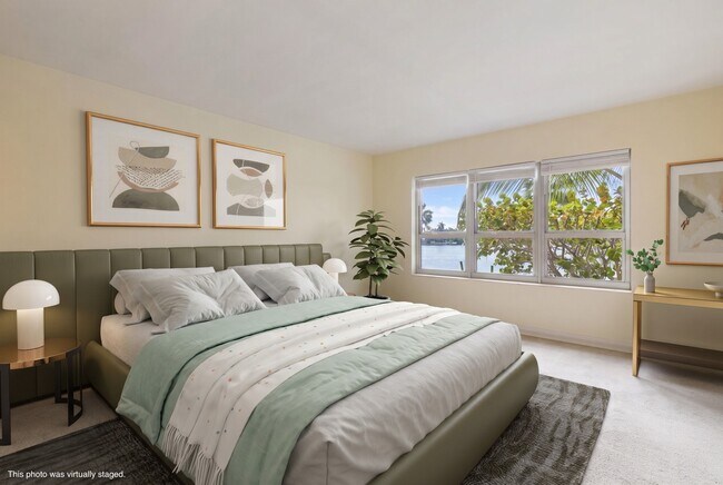Building Photo - 9102 W Bay Harbor Dr