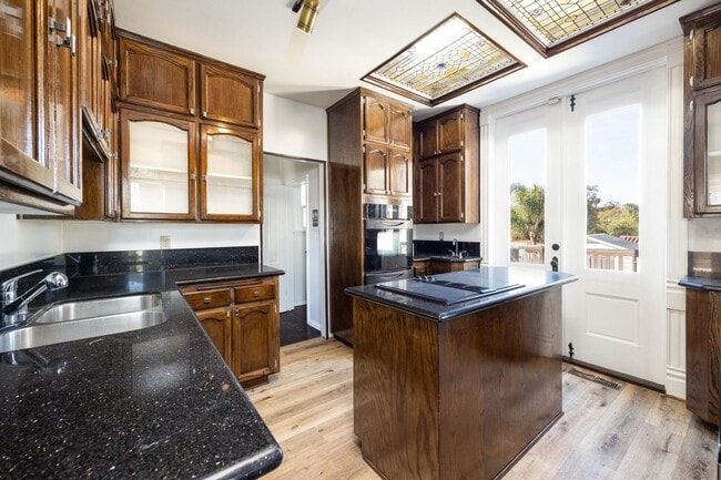 Building Photo - Beautiful 2bed/2bath Victorian style home with extra room for an office and bonus attic room!