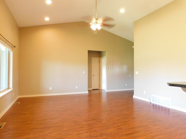 Building Photo - 631 Fox Den Trail